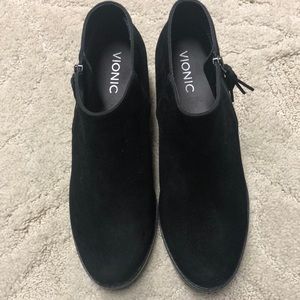BRAND NEW VIONIC SUEDE BOOTS. SIZE 9